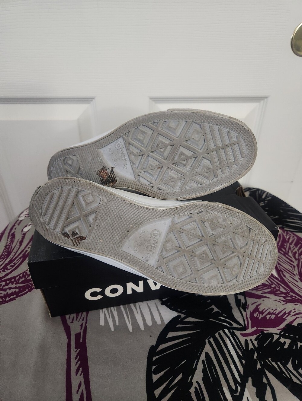 Converse White Low-Top Sneakers with Gold Eyelets - Picture 7 of 8